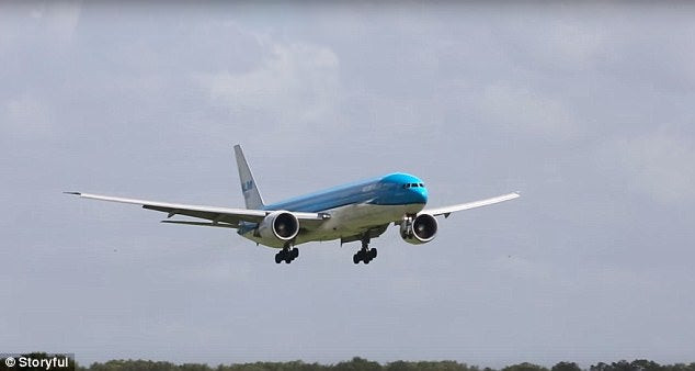  Ισχυρός άνεμος παρασύρει Boeing και δεν του επιτρέπει να προσγειωθεί (βίντεο)